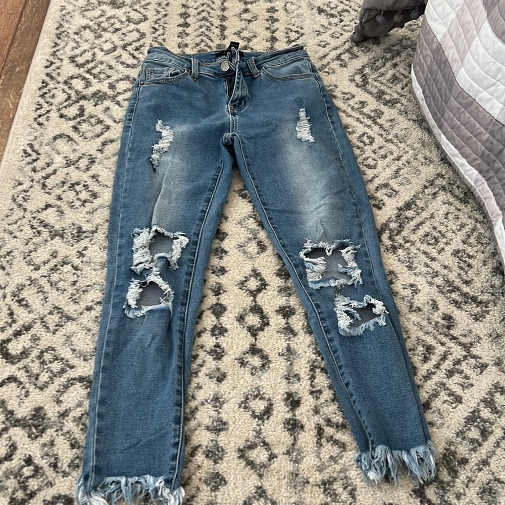 Forever 21 distressed stretch cropped skinny jeans